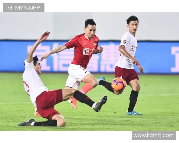 基尔队与卡尔斯鲁队激战正酣谁能在这场较量中笑到最后