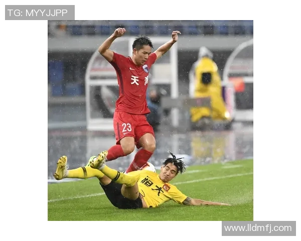 大连人迎战天津天海争夺中超联赛关键三分的激烈对决